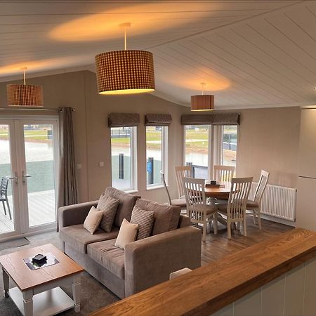 Brackenborough Lakes Resort Лаут Екстериор снимка