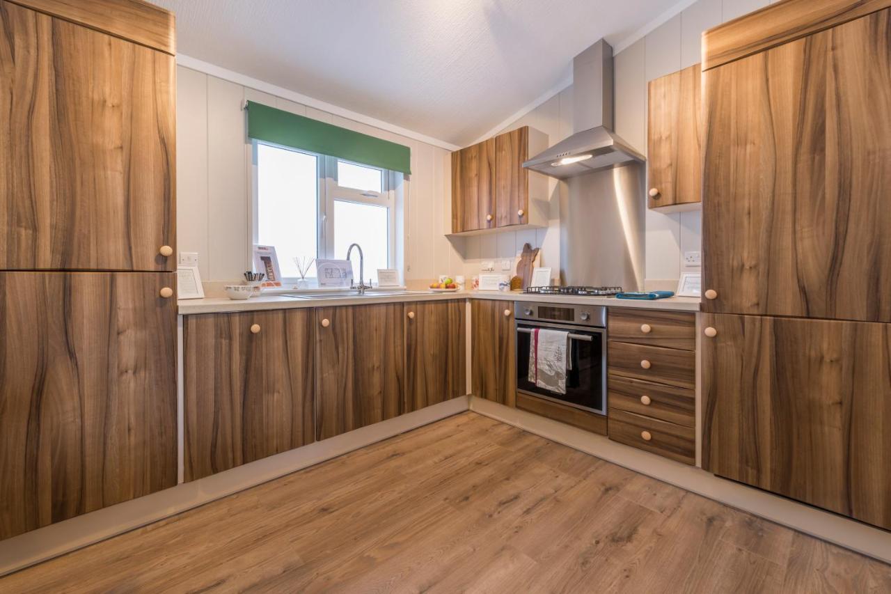 Brackenborough Lakes Resort Лаут Екстериор снимка
