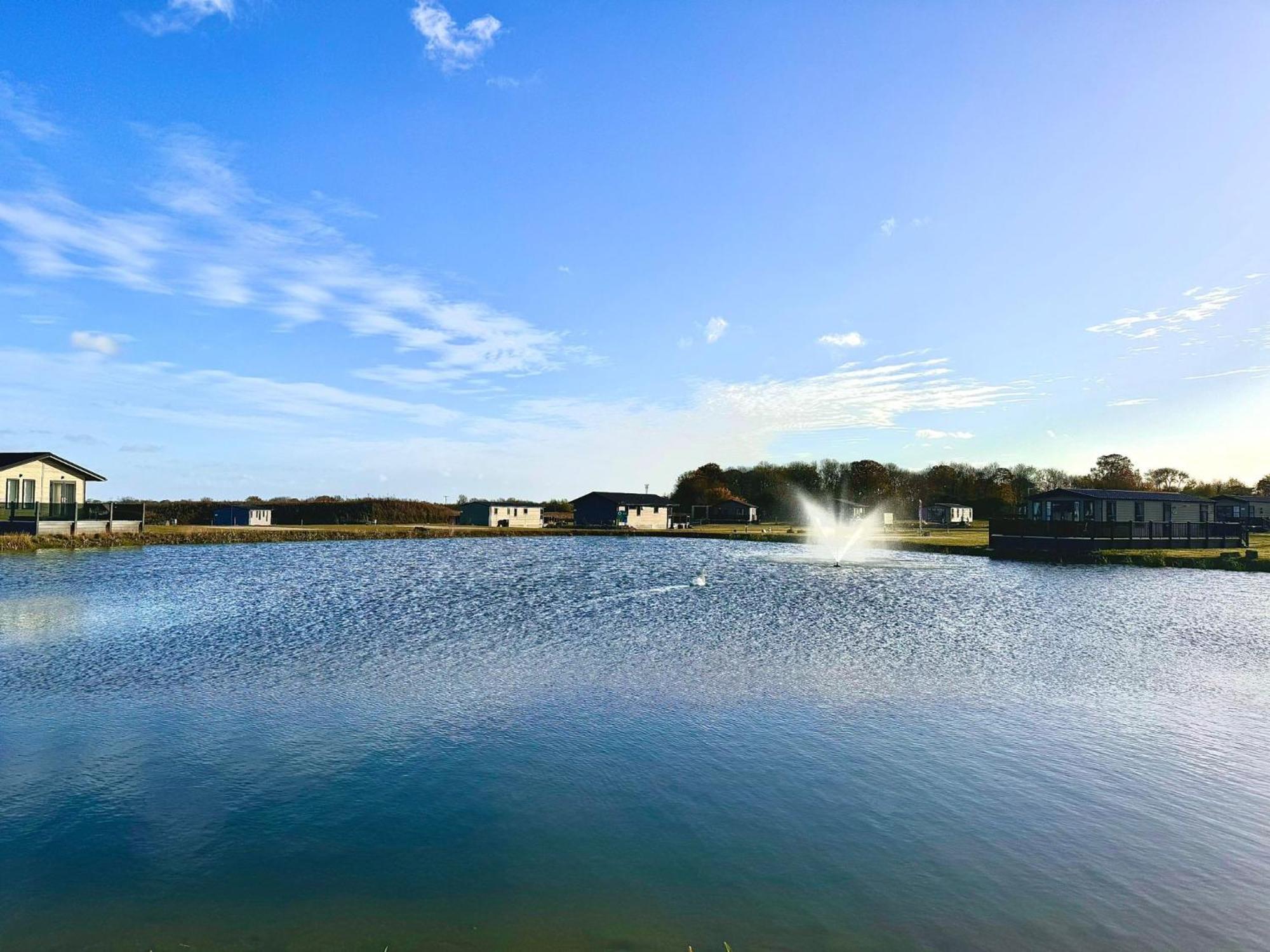 Brackenborough Lakes Resort Лаут Екстериор снимка